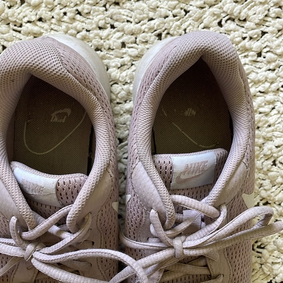 🏃🏼‍♀️ Nike Tanjun Sneakers 🏃🏼‍♀️ - Picture 5 of 10